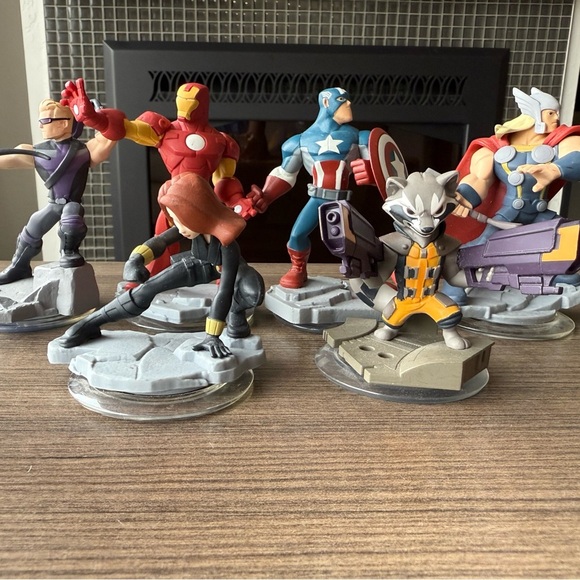 Marvel Red and Blue Action Figures Playset - Picture 2 of 8